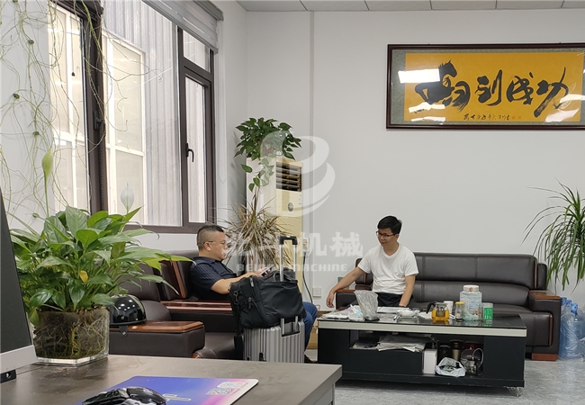 江蘇省客戶來鞏義北斗實地考察連續(xù)式炭化設(shè)備