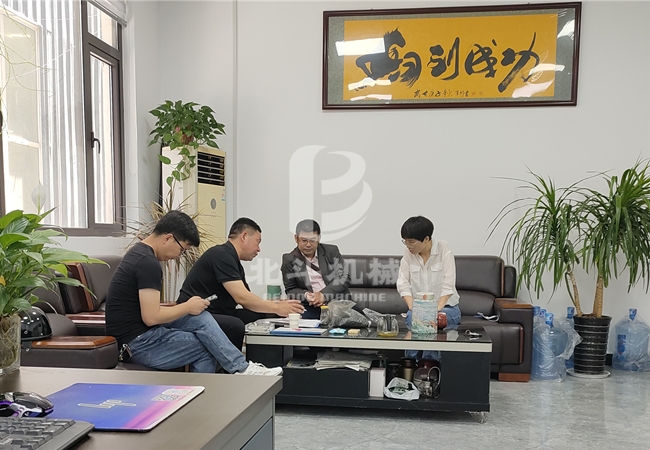 印尼客戶來北斗機械洽談炭化設(shè)備業(yè)務(wù)